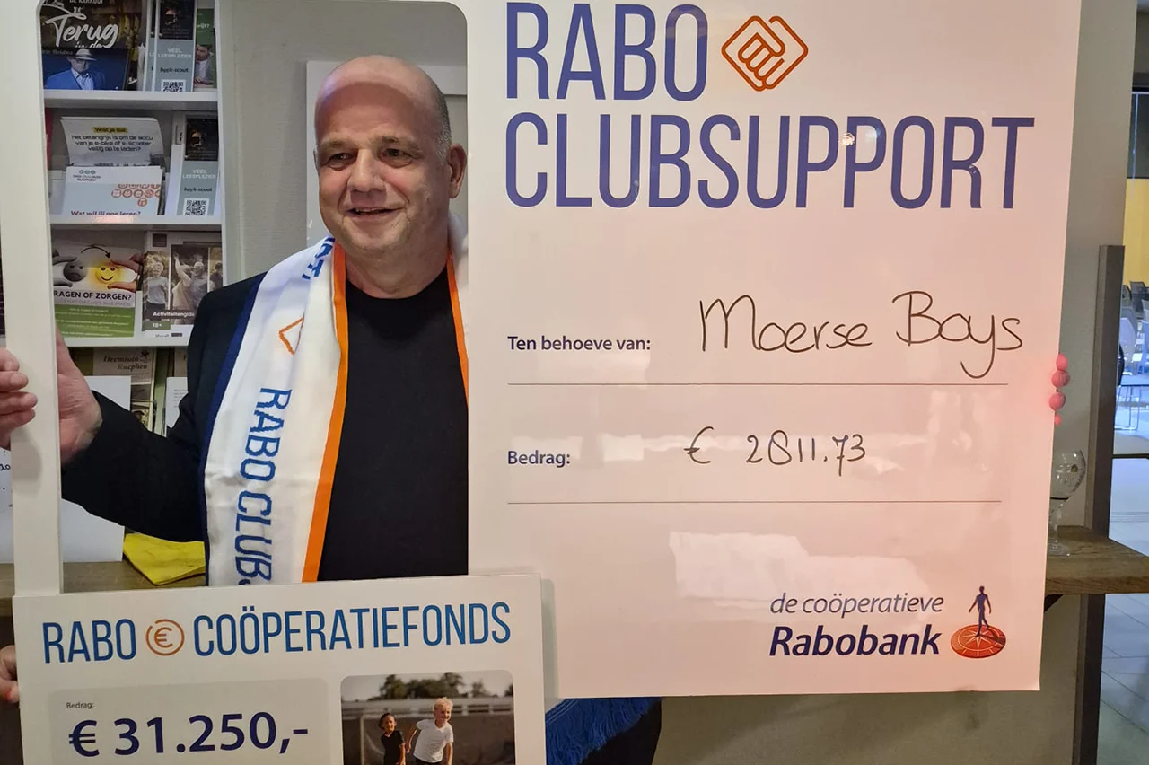 Onze penningmeester toont de ontvangen bedragen van de Rabobank